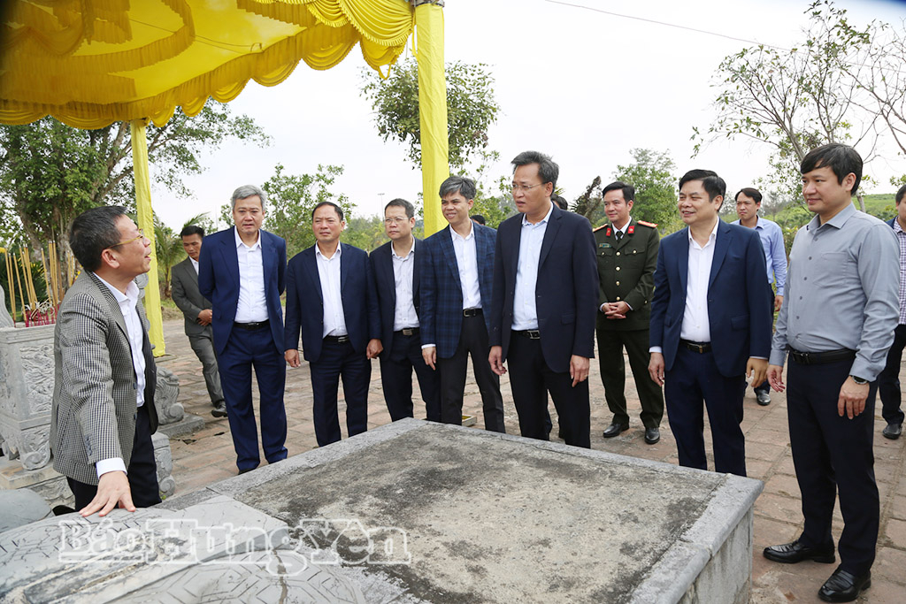 Đồng chí Nguyễn Hữu Nghĩa, Ủy viên Ban Chấp hành Trung ương Đảng, Bí thư Tỉnh ủy và các đại biểu tham quan Khu lăng mộ các vị vua triều Trần.