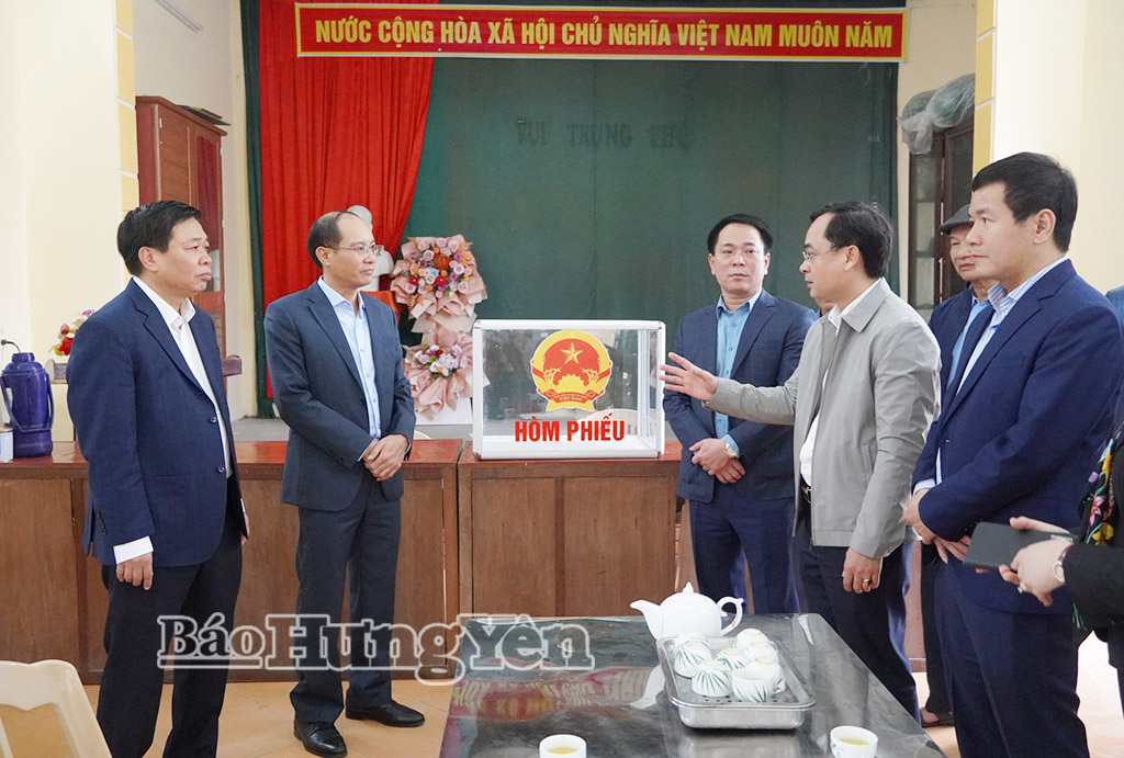 Đoàn kiểm tra số 8 của Ủy ban Bầu cử tỉnh kiểm tra  công tác VV88id casino và khuyến mãi tại điểm VV88id casino và khuyến mãi số 14, phường Vũ Phúc. Ảnh: Nguyễn Thắm 