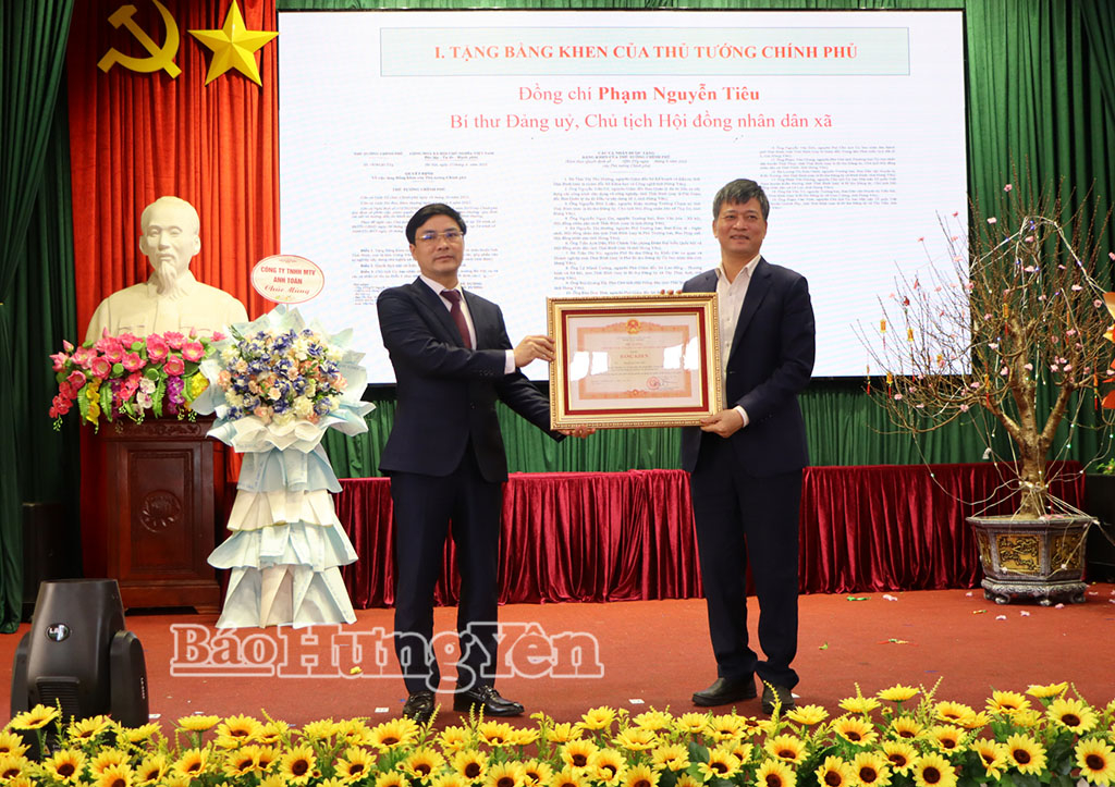 Đồng chí Lê Xuân Tiến, Ủy viên Ban Thường vụ VV88 casino, Phó Chủ tịch Thường trực HĐND tỉnh trao Bằng khen của Thủ tướng VV88 COM Link vào nhà cái VV88 uy tín số 1 2026 cho đồng chí Phạm Nguyễn Tiêu, Bí thư Đảng ủy, Chủ tịch HĐND xã.