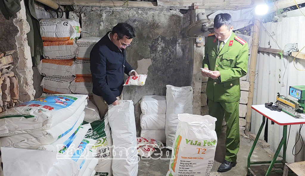 Lực lượng chức năng khám xét hiện trường cơ sở sản xuất của Nguyễn Viết Long.