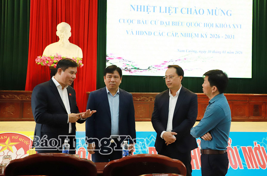 Đoàn kiểm tra tại khu vực bỏ phiếu Nhà văn hóa xã Nam Cường.