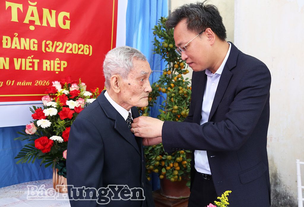 Đồng chí Nguyễn Hữu Nghĩa, Ủy viên Ban Chấp hành Trung ương Đảng, Bí thư Tỉnh ủy trao Huy hiệu 80 năm tuổi Đảng tặng đảng viên Nguyễn Viết Riệp, Chi bộ thôn Đức Chính, Đảng bộ xã Minh Thọ.