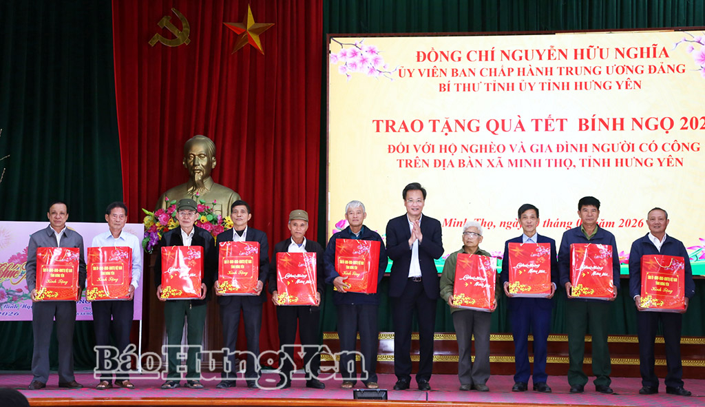 Đồng chí Nguyễn Hữu Nghĩa, Ủy viên Ban Chấp hành Trung ương Đảng, Bí thư Tỉnh ủy trao quà của Tỉnh ủy, HĐND, UBND, Ủy ban MTTQ Việt Nam tỉnh tặng người có công xã Minh Thọ nhân dịp Tết Nguyên đán Bính Ngọ năm 2026.