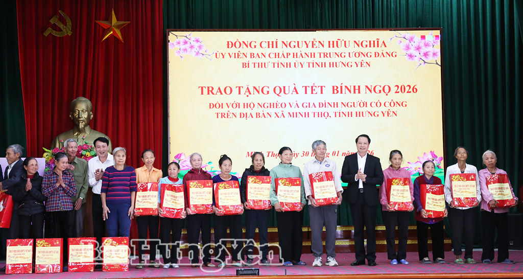 Các đồng chí: Phạm Văn Khuê, Ủy viên Ban Thường vụ, Trưởng ban Tổ chức Tỉnh ủy; Hoàng Thái Phúc, Ủy viên Ban Thường vụ, Trưởng ban Nội chính Tỉnh ủy trao quà Tết tặng hộ nghèo xã Minh Thọ.