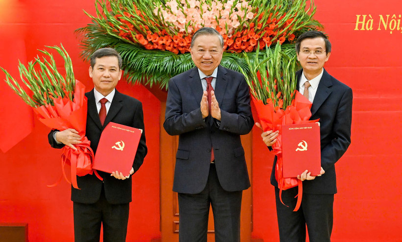 Tổng Bí thư Tô Lâm trao Quyết định của Bộ Chính trị và tặng hoa chúc mừng các đồng chí Lê Minh Trí và Đoàn Minh Huấn. (Ảnh: DUY LINH)