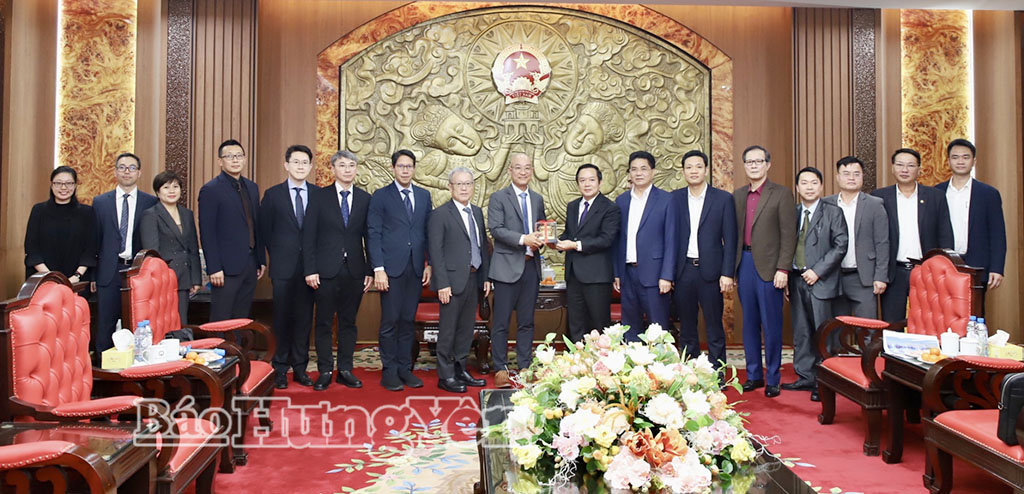 Đồng chí Chủ tịch UBND tỉnh Phạm Quang Ngọc tặng Tập đoàn WHA mô hình trống đồng Động Xá.