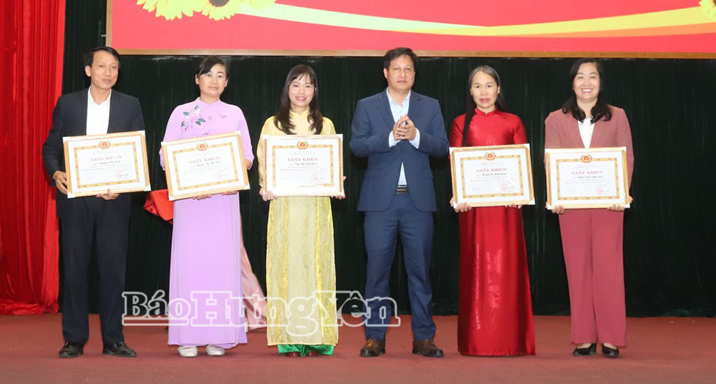 Lãnh đạo Đảng ủy xã Ân Thi trao Giấy khen cho các cá nhân hoàn thành xuất sắc nhiệm vụ 5 năm liền (2021 -2025).