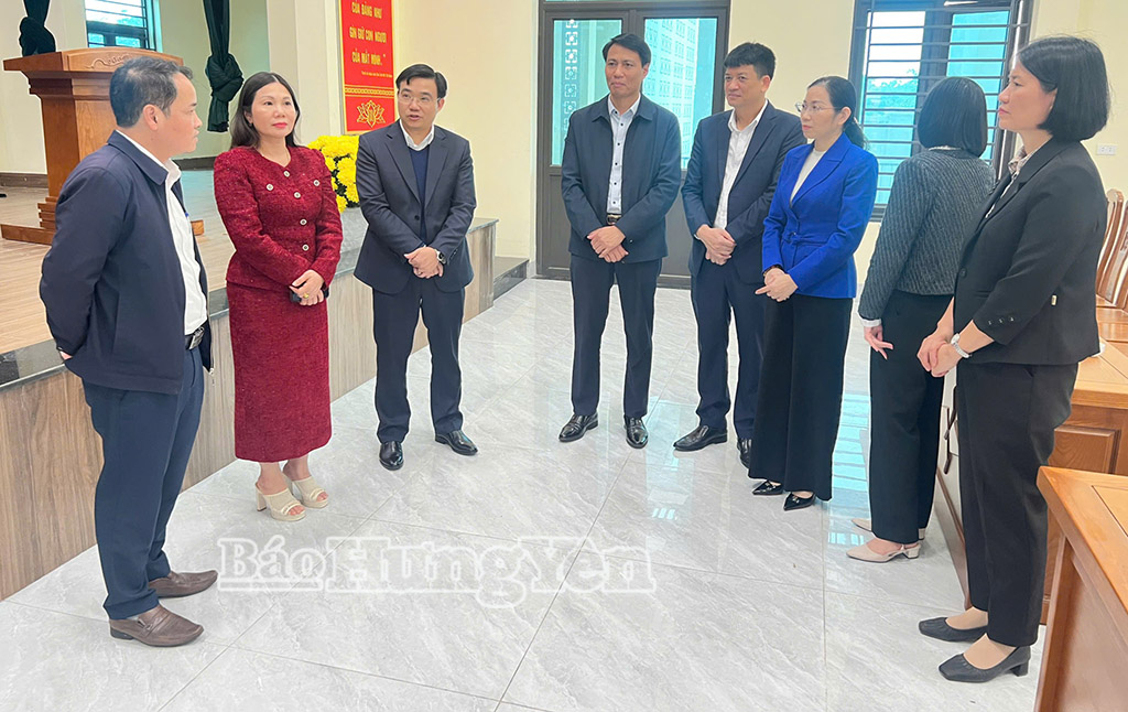 Đoàn kiểm tra khu vực bỏ phiếu thôn Xuân Bản, phường Đường Hào. Ảnh: Vũ Hải