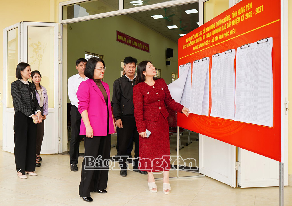 Đoàn kiểm tra tại khu vực bỏ phiếu thôn Phúc Miếu, phường Thượng Hồng. Ảnh: Vũ Hải 