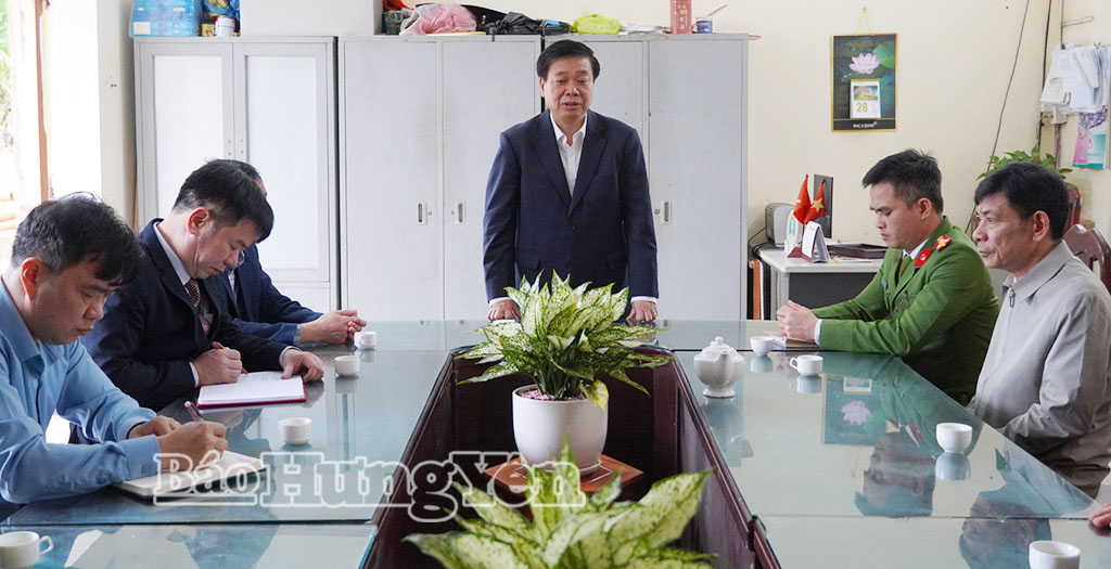 Đồng chí Nguyễn Quang Hưng, Ủy viên Ban Thường vụ, Chủ nhiệm Ủy ban Kiểm tra VV88 casino kiểm tra công tác VV88id casino và khuyến mãi  tại thôn Mai Diêm (xã Thái Thụy). Ảnh: Nguyễn Thắm 