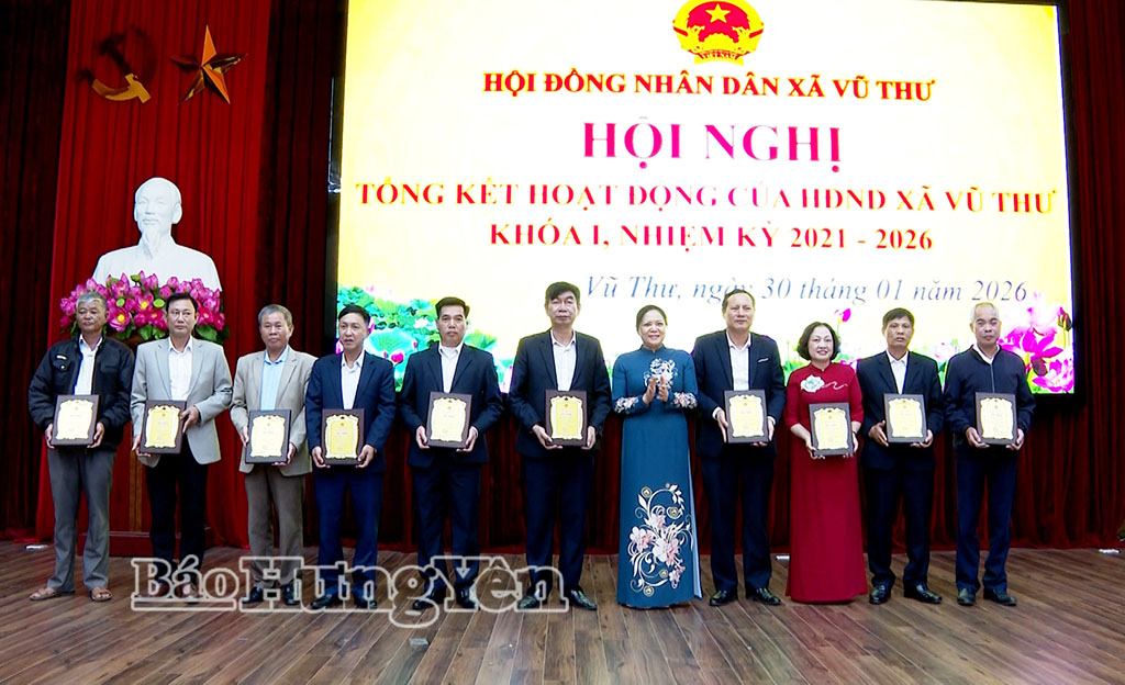 Lãnh đạo xã Vũ Thư tặng Giấy khen cho những tập thể, cá nhân có thành tích xuất sắc. Ảnh: Huyền Chang 