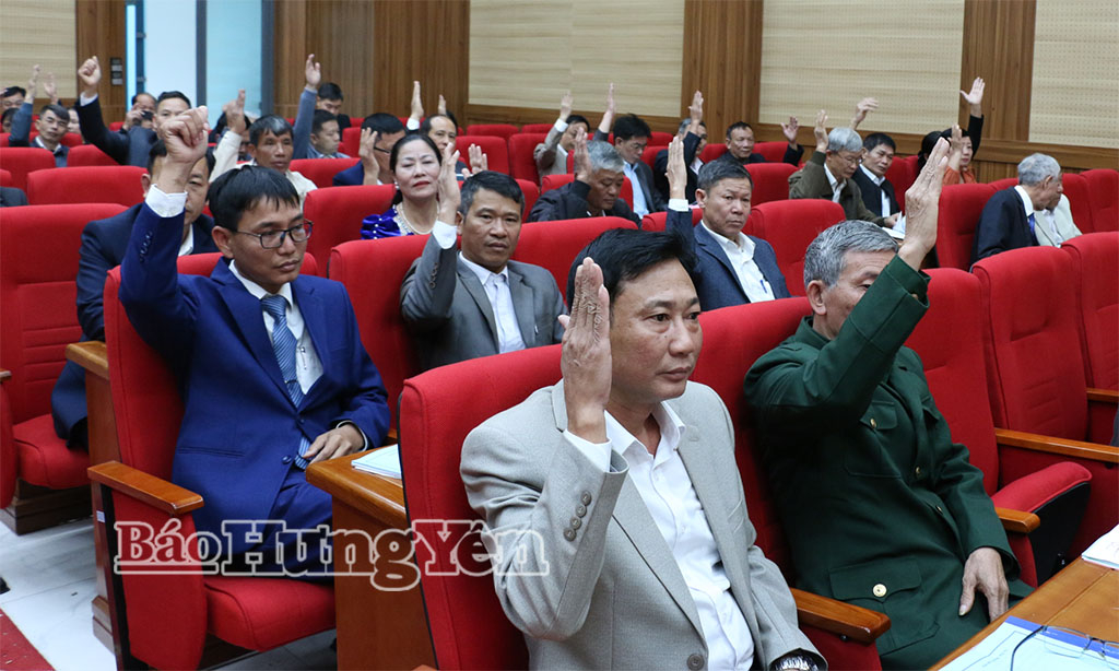 Các đại biểu biểu quyết thông qua Nghị quyết tại kỳ họp.