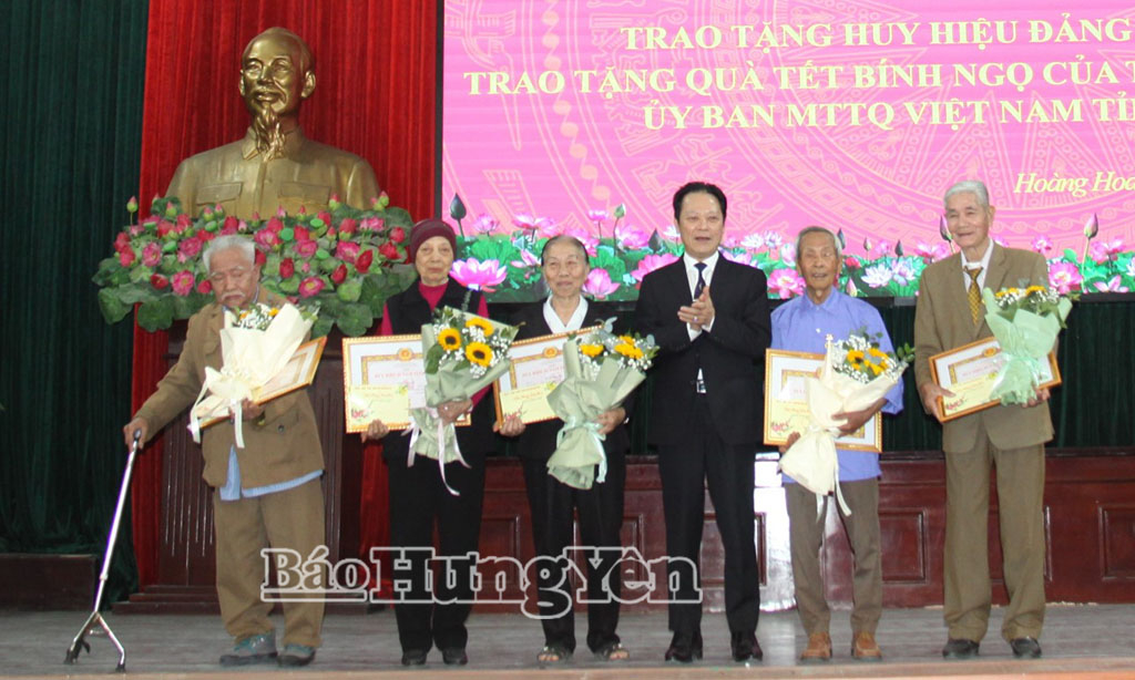 Lãnh đạo xã Hoàng Hoa Thám trao Huy hiệu Đảng tặng các đảng viên. Ảnh: Vũ Huế