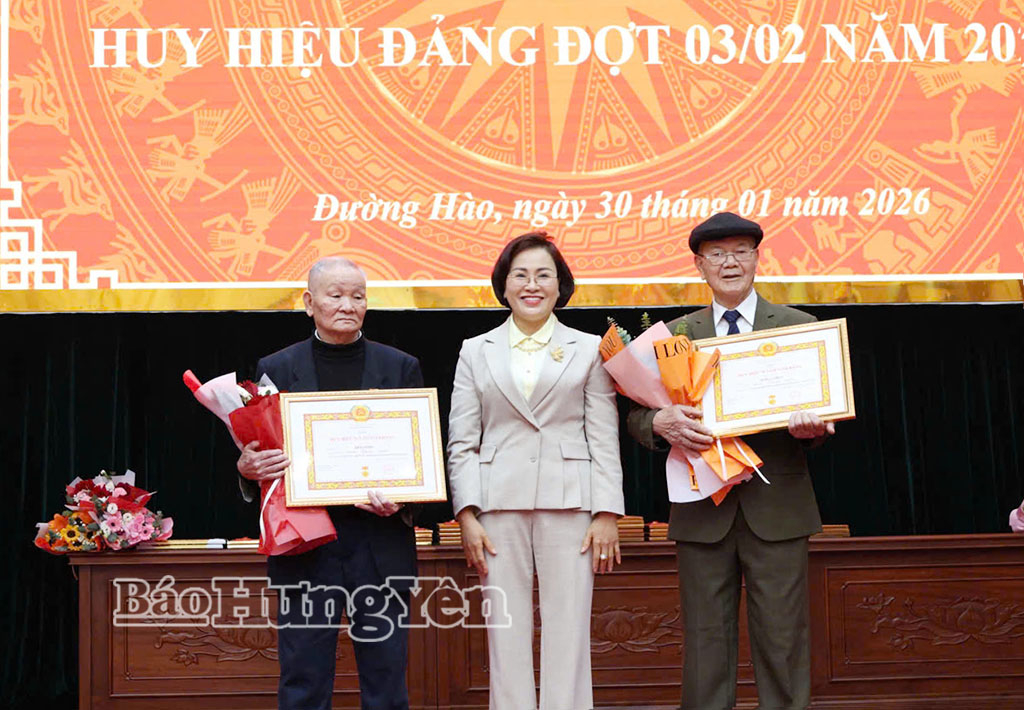 Đồng chí Trần Thị Thanh Thủy, Ủy viên Ban Thường vụ Tỉnh ủy, Bí thư Đảng ủy, Chủ tịch HĐND phường Mỹ Hào trao tặng Huy hiệu 70 năm tuổi Đảng tặng 2 đảng viên. Ảnh: Việt Chiểu