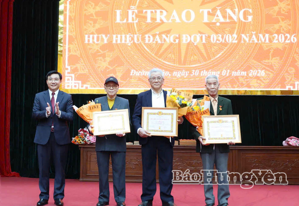 Lãnh đạo phường Đường Hào trao tặng Huy hiệu Đảng cho các đảng viên. Ảnh: Việt Chiểu