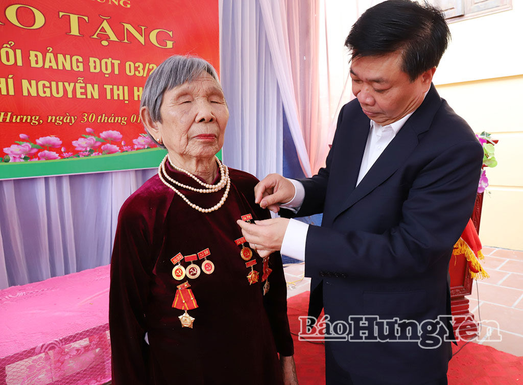 Đồng chí Nguyễn Quang Hưng, Ủy viên Ban Thường vụ Tỉnh ủy, Chủ nhiệm Ủy ban Kiểm tra Tỉnh ủy trao Huy hiệu 70 năm tuổi Đảng tặng đảng viên Nguyễn Thị Hiện. Ảnh: Phương Châm