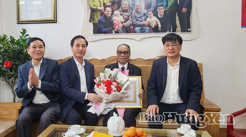 Lãnh đạo phường Trà Lý tặng hoa chúc mừng đảng viên Phan Văn Bút. Ảnh: Minh Nguyệt