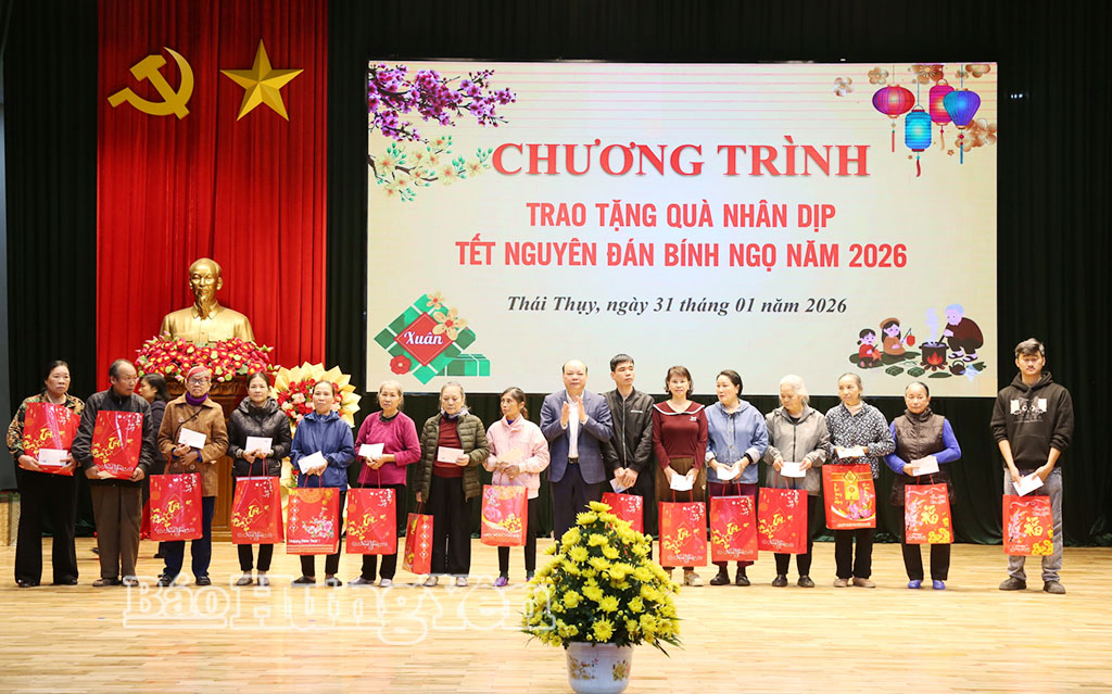 Đồng chí Đặng Thanh Giang, Ủy viên Ban Thường vụ VV88 casino, Phó Chủ tịch HĐND tỉnh tặng quà gia đình có hoàn cảnh khó khăn tại xã Thái Thụy.