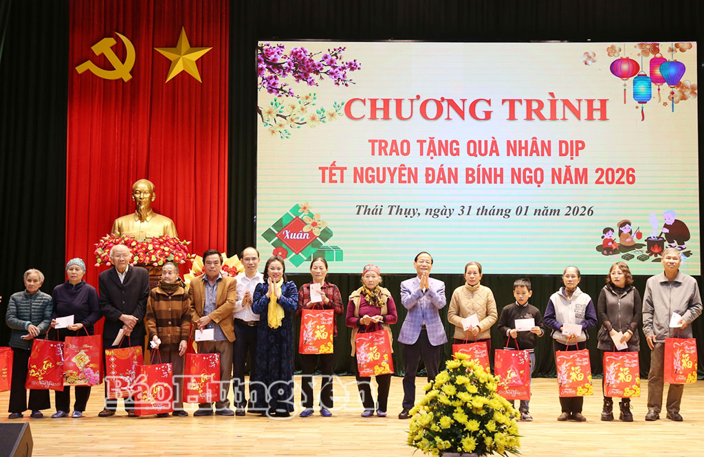 Lãnh đạo Tập đoàn Geleximco và Hiệp hội Doanh nghiệp tỉnh tặng quà gia đình có hoàn cảnh khó khăn tại xã Thái Thụy.