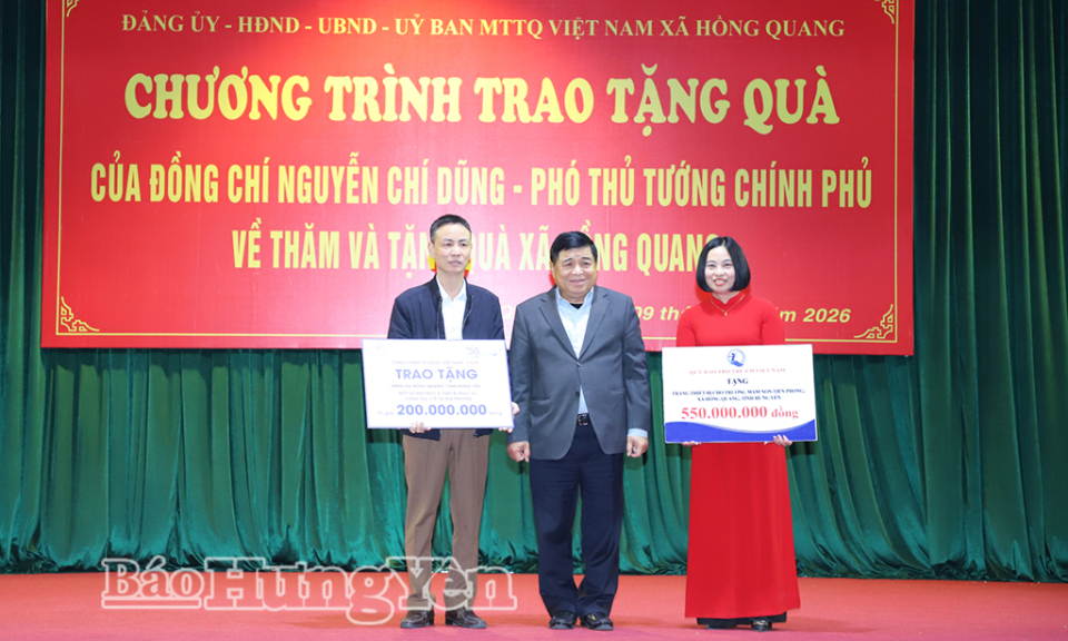 Ph&oacute; Thủ tướng Ch&iacute;nh phủ Nguyễn Ch&iacute; Dũng trao tặng qu&agrave; tại 2 x&atilde; &Acirc;n Thi v&agrave; Hồng Quang