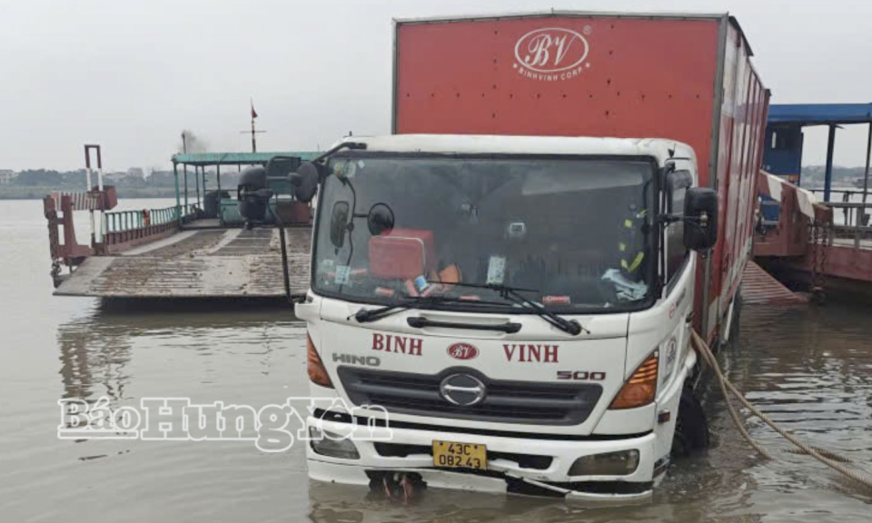 Xe &ocirc; t&ocirc; gặp sự cố khi xuống ph&agrave; B&igrave;nh Minh