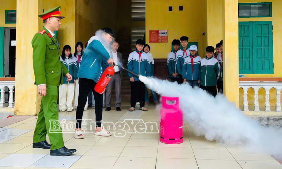 Tuy&ecirc;n truyền ph&aacute;p luật tại Trường Tiểu học v&agrave; THCS V&acirc;n Trường