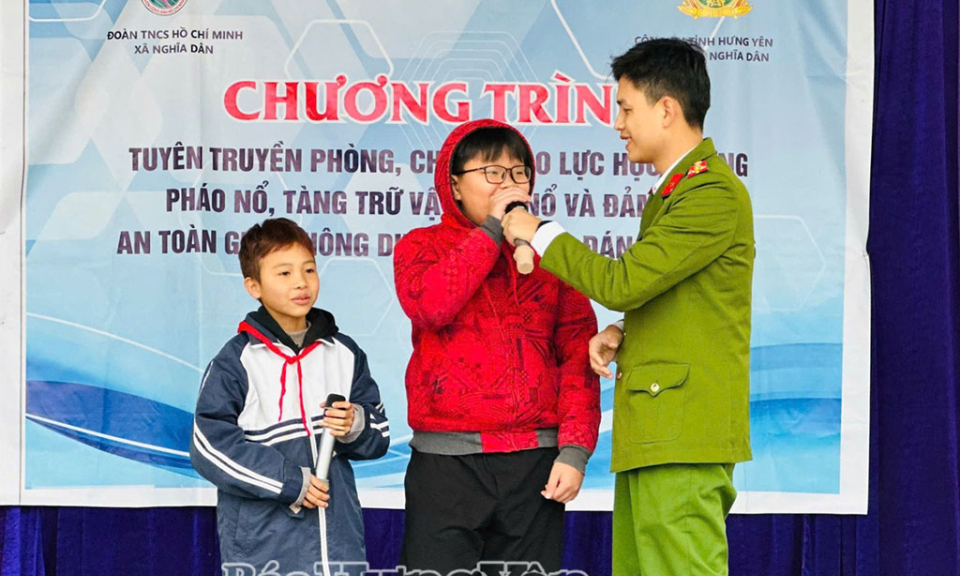 C&ocirc;ng an x&atilde; Nghĩa D&acirc;n tuy&ecirc;n truyền, phổ biến ph&aacute;p luật tại Trường THCS Vĩnh X&aacute;