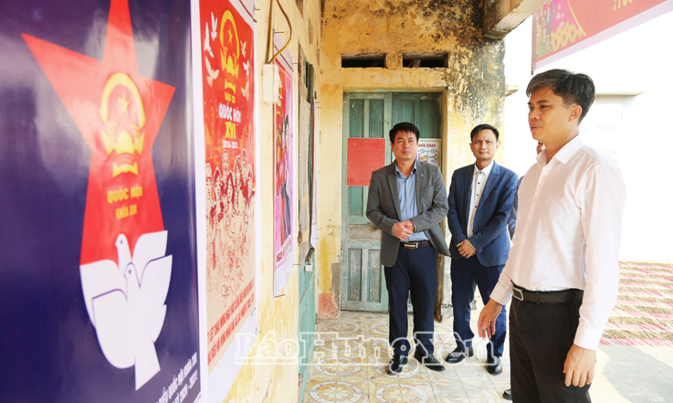 Đồng ch&iacute; Trưởng ban Tuy&ecirc;n gi&aacute;o v&agrave; D&acirc;n vận Tỉnh ủy kiểm tra c&ocirc;ng t&aacute;c chuẩn bị bầu cử tại c&aacute;c địa phương