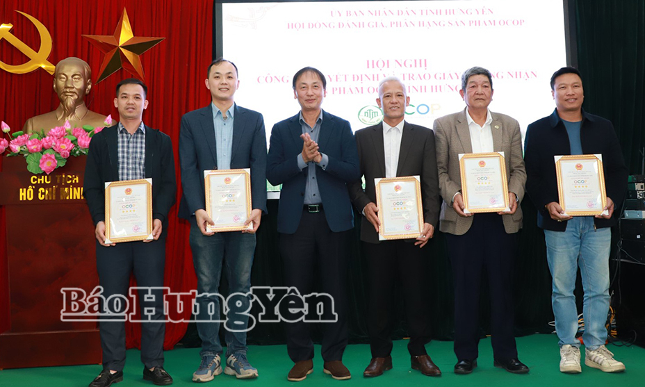Trao giấy chứng nhận 44 sản phẩm OCOP năm 2025