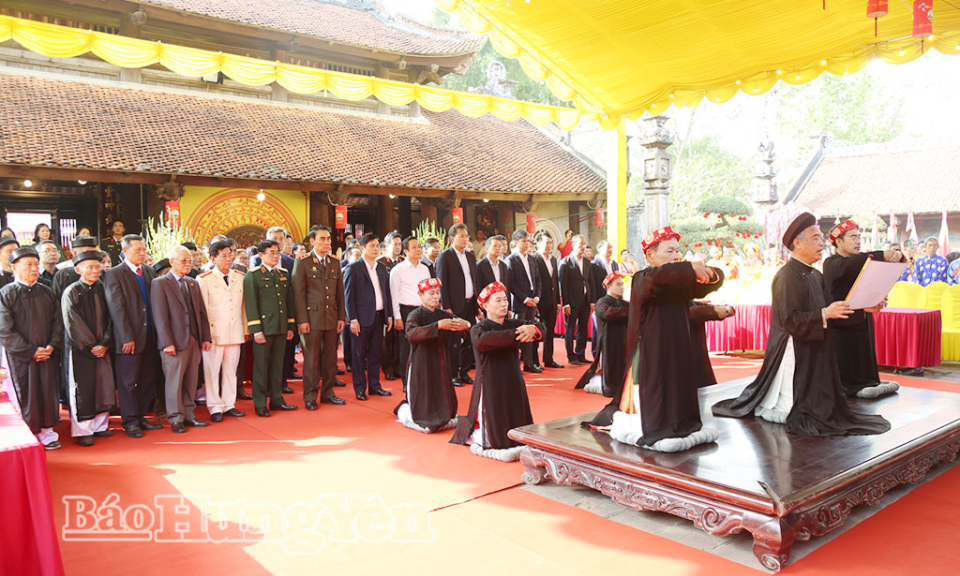 C&aacute;c đồng ch&iacute; l&atilde;nh đạo tỉnh dự lễ kỷ niệm 800 năm s&aacute;ng lập vương triều Trần 