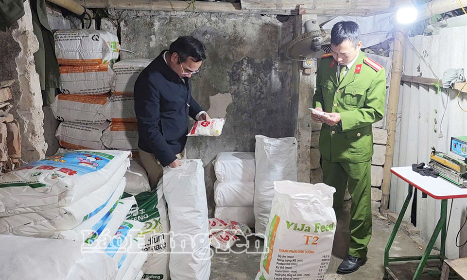 Khởi tố đối tượng sản xuất hơn 1.000 g&oacute;i m&igrave; ch&iacute;nh giả