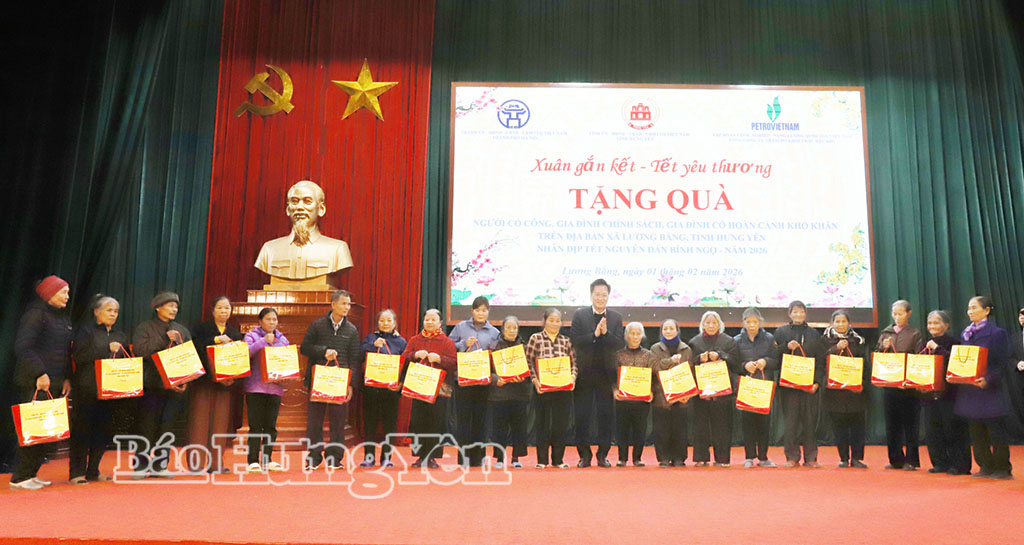 Đồng chí Nguyễn Hữu Nghĩa, Ủy viên Ban Chấp hành Trung ương Đảng, Bí thư Tỉnh ủy trao quà Tết tặng người có công, gia đình chính sách, hộ nghèo, hộ có hoàn cảnh khó khăn xã Lương Bằng.