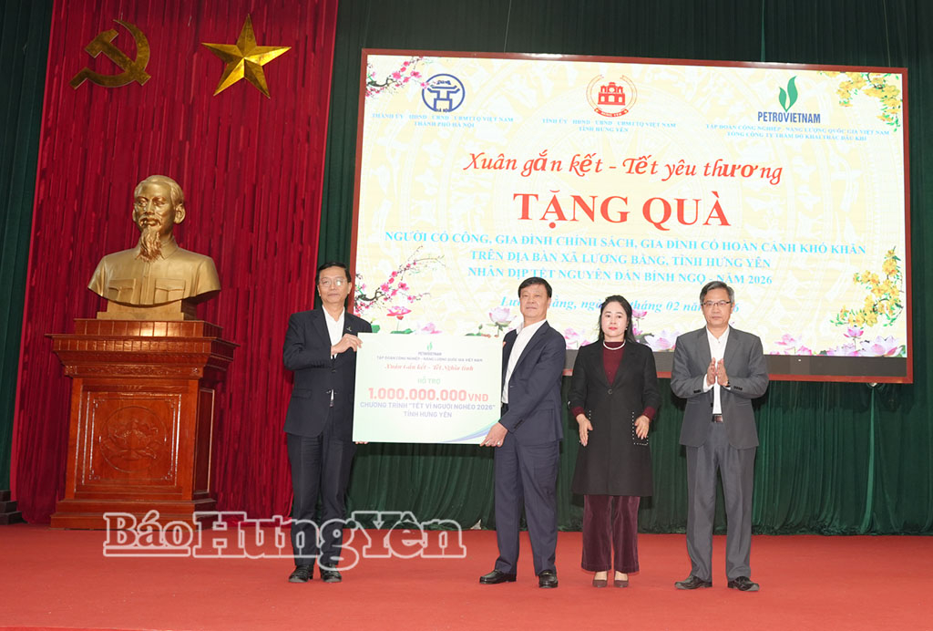 Lãnh đạo Tập đoàn Công nghiệp - Năng lượng Quốc gia Việt Nam trao tặng xã Lương Bằng 1 tỷ đồng để chăm lo Tết cho các gia đình chính sách, hộ nghèo, hộ có hoàn cảnh khó khăn trên địa bàn.