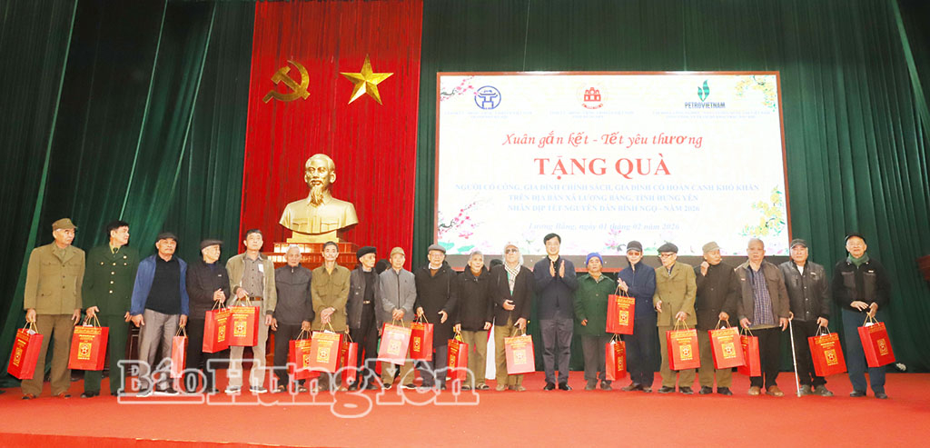 Đồng chí Nguyễn Duy Ngọc, Ủy viên Bộ Chính trị, Bí thư Thành ủy Hà Nội trao quà Tết tặng người có công, gia đình chính sách, hộ nghèo, hộ có hoàn cảnh khó khăn xã Lương Bằng.