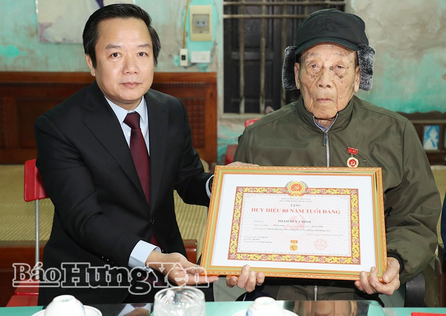 Đồng chí Phạm Quang Ngọc, Ủy viên Ban Chấp hành Trung ương Đảng, Phó Bí thư Tỉnh ủy, Chủ tịch UBND tỉnh trao Huy hiệu 80 năm tuổi Đảng tặng đảng viên Phạm Hữu Chính ở xã Vạn Xuân.