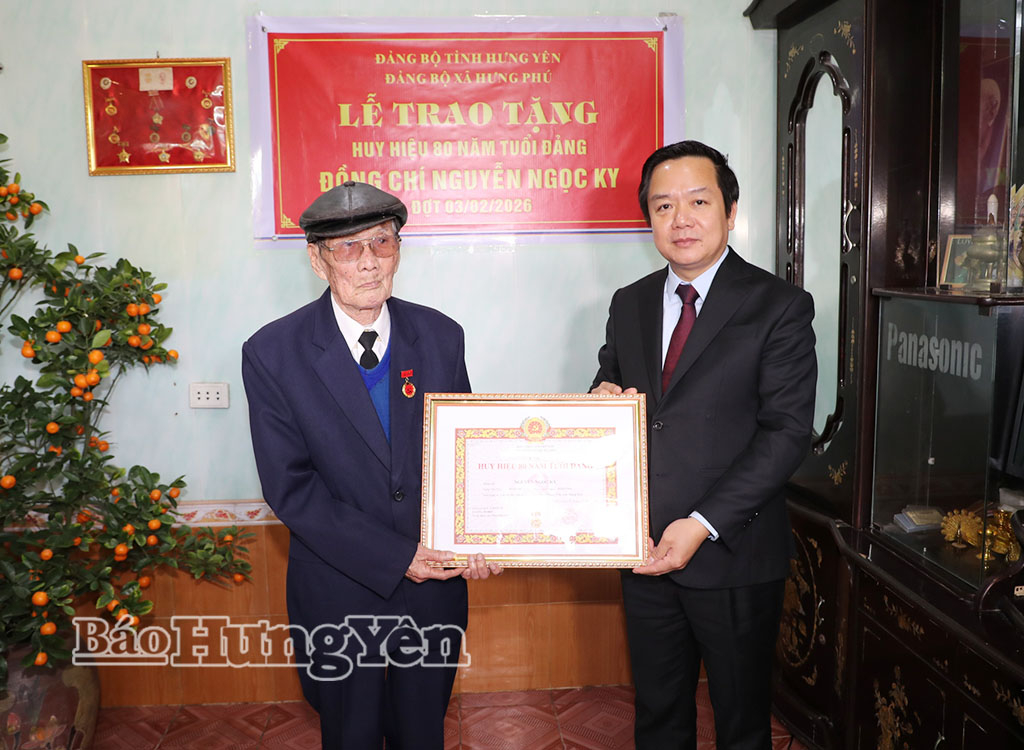 Đồng chí Phạm Quang Ngọc, Ủy viên Ban Chấp hành Trung ương Đảng, Phó Bí thư Tỉnh ủy, Chủ tịch UBND tỉnh trao Huy hiệu 80 năm tuổi Đảng tặng đảng viên Nguyễn  Ngọc Ky ở xã Hưng Phú.