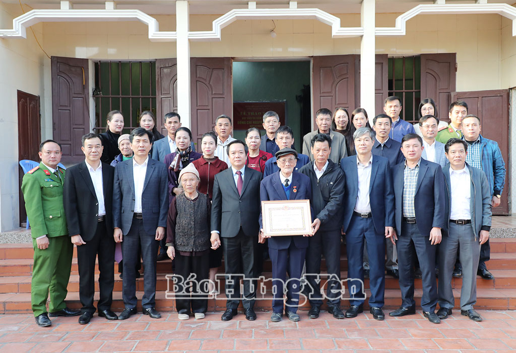 Đồng chí Phạm Quang Ngọc, Ủy viên Ban Chấp hành Trung ương Đảng, Phó Bí thư Tỉnh ủy, Chủ tịch UBND tỉnh và các đại biểu chụp ảnh lưu niệm cùng đảng viên Nguyễn Ngọc Ky ở xã Hưng Phú.