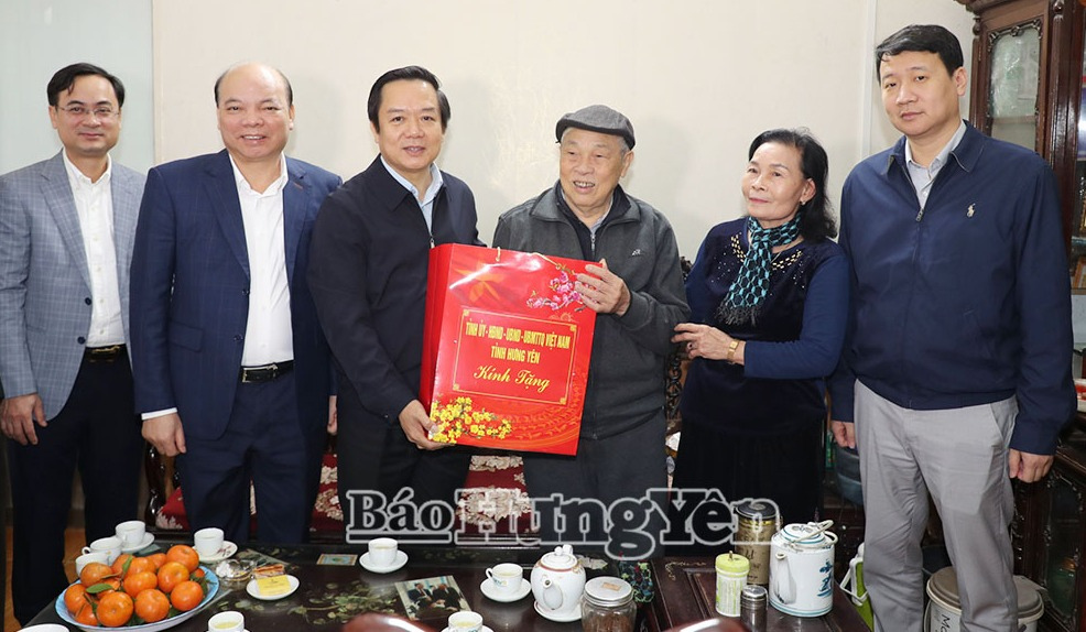 Đồng chí Phạm Quang Ngọc, Ủy viên Ban Chấp hành Trung ương Đảng, Phó Bí thư Tỉnh ủy, Chủ tịch UBND tỉnh trao quà tặng ông Nguyễn Thế Hùng, thương binh ở xã Nghĩa Trụ.