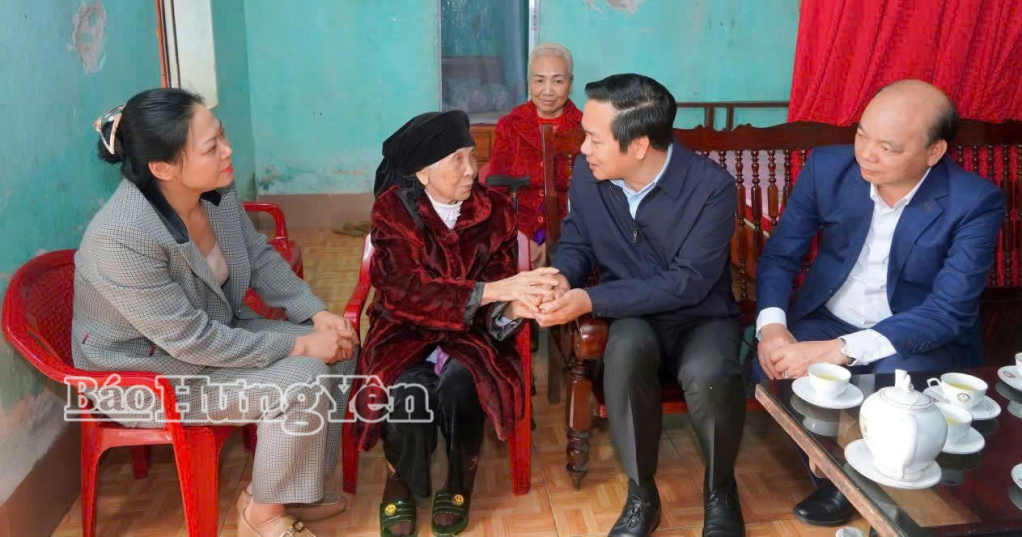 Đồng chí Phạm Quang Ngọc, Ủy viên Ban Chấp hành Trung ương Đảng, Phó Bí thư Tỉnh ủy, Chủ tịch UBND tỉnh trao quà, ân cần thăm hỏi, động viên Bà mẹ Việt Nam anh hùng Nguyễn Thị Châm ở xã Vũ Thư.