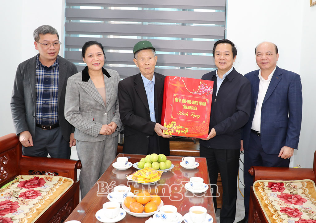 Đồng chí Phạm Quang Ngọc, Ủy viên Ban Chấp hành Trung ương Đảng, Phó Bí thư Tỉnh ủy, Chủ tịch UBND tỉnh trao quà tặng ông Trần Văn Vơn là thương binh ở xã Vũ Thư.