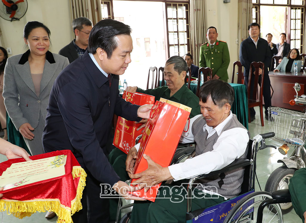 Đồng chí Phạm Quang Ngọc, Ủy viên Ban Chấp hành Trung ương Đảng, Phó Bí thư Tỉnh ủy, Chủ tịch UBND tỉnh trao quà tặng các thương binh, bệnh binh tại Trung tâm Điều dưỡng, chăm sóc người có công (xã Vũ Thư).