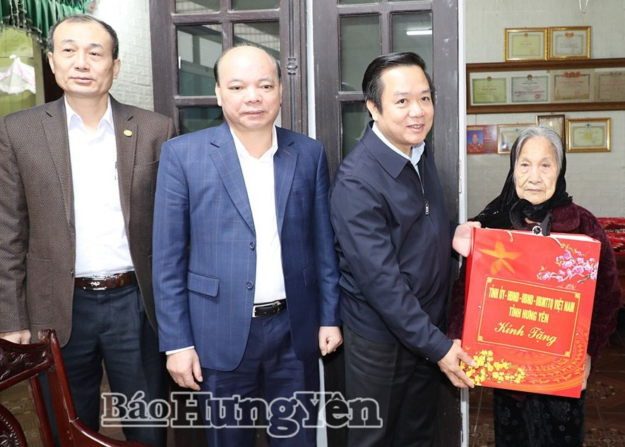 Đồng chí Phạm Quang Ngọc, Ủy viên Ban Chấp hành Trung ương Đảng, Phó Bí thư Tỉnh ủy, Chủ tịch UBND tỉnh trao quà tặng bà Lê Thị Mỳ là vợ liệt sĩ ở xã Nghĩa Trụ.