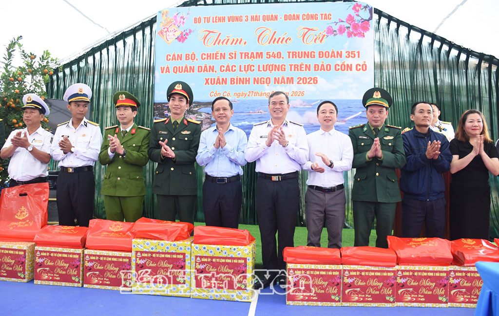 Chuẩn Đô đốc Nguyễn Đăng Tiến, Bí thư Đảng ủy, Chính ủy Vùng 3 Hải quân tặng quà cán bộ, chiến sĩ các lực lượng Đặc khu Cồn Cỏ.