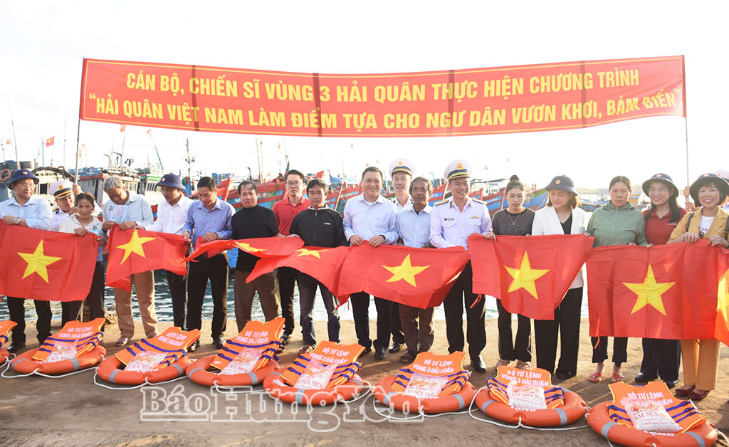 Đoàn công tác tặng quà Nhân dân Đặc khu Lý Sơn (tỉnh Quảng Ngãi).