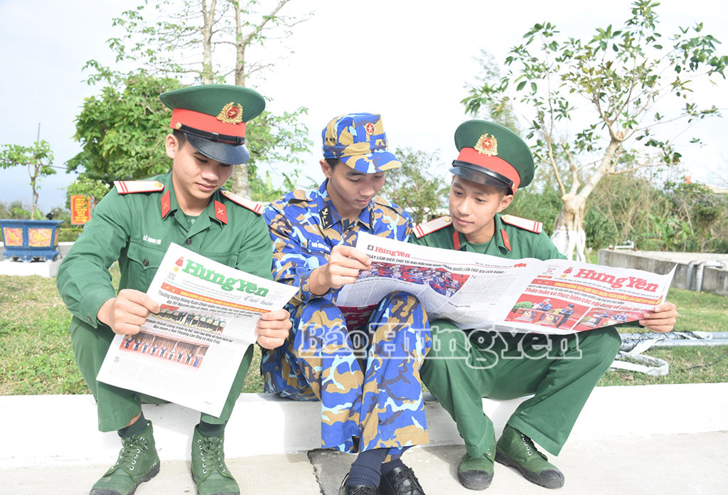Ấn phẩm báo in của Báo và Phát thanh, Truyền hình  Hưng Yên đến với chiến sĩ Đặc khu Lý Sơn.
