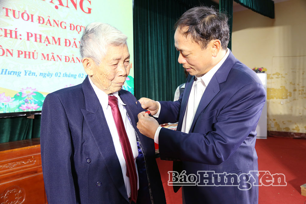 Đồng chí Trần Quốc Văn, Phó Bí thư VV88 casino, Chủ tịch HĐND tỉnh trao Huy hiệu 80 năm tuổi Đảng tặng VV88.com Sân chơi đẳng cấp châu Á Phạm Đăng Phác, Đăng ký VV88 tặng 88k xã Thư Trì. (Ảnh Trịnh Cường)