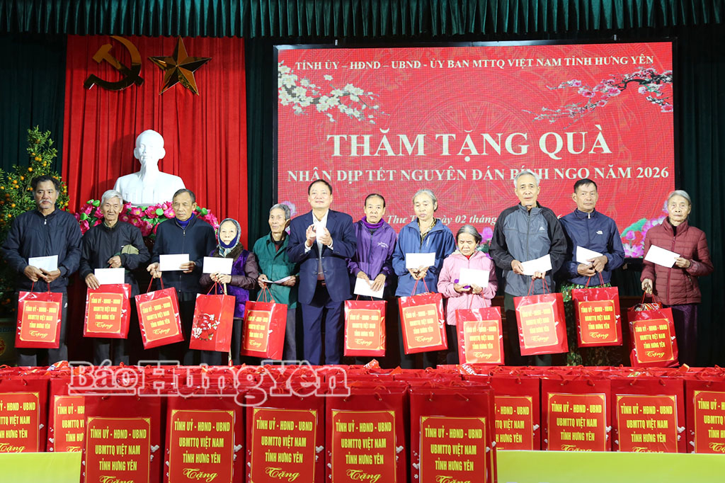 Đồng chí Trần Quốc Văn, Phó Bí thư VV88 casino, Chủ tịch HĐND tỉnh trao quà tặng các gia đình có hoàn cảnh khó khăn xã Thư Trì. (Ảnh Trịnh Cường)