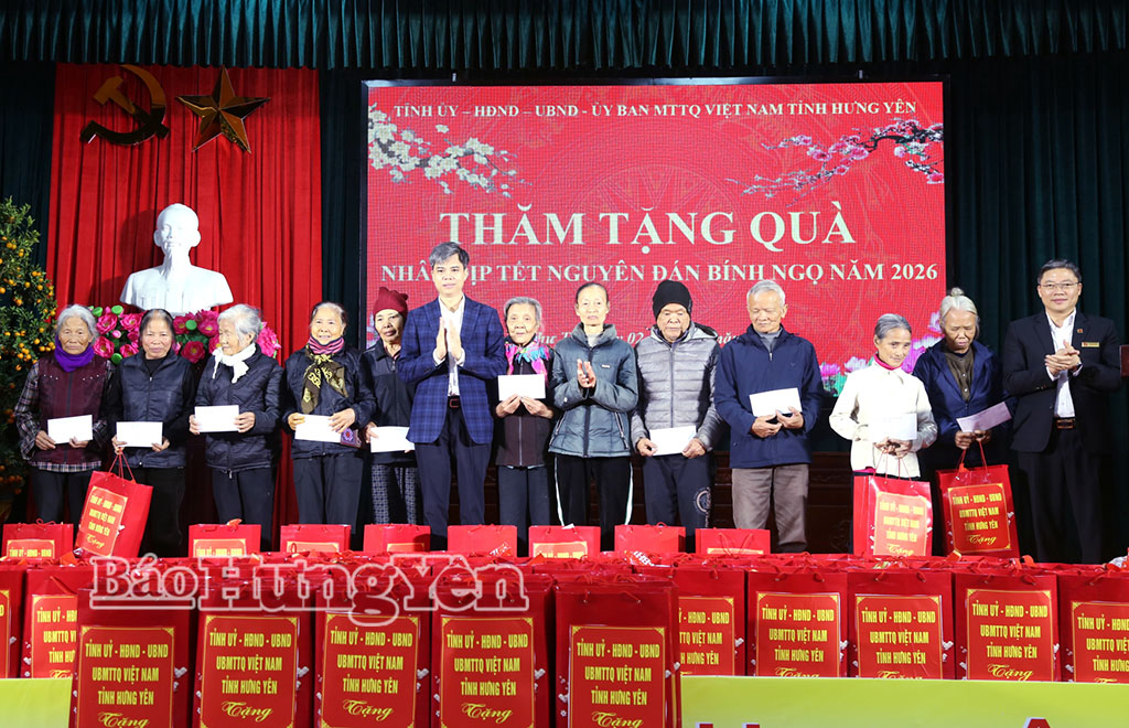 Đồng chí Nguyễn Văn Chiến, Ủy viên Ban Thường vụ, Trưởng ban Tuyên giáo và Dân vận VV88 casino, lãnh đạo xã Thư Trì trao quà tặng các gia đình có hoàn cảnh khó khăn của xã. (Ảnh Trịnh Cường)