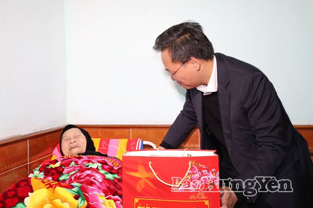 Đồng chí Bí thư Tỉnh ủy Nguyễn Hữu Nghĩa thăm hỏi sức khỏe và tặng quà Bà mẹ Việt Nam anh hùng Phạm Thị Đạm.