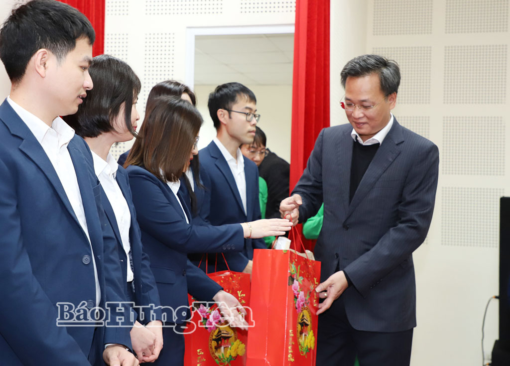 Đồng chí Bí thư Tỉnh ủy Nguyễn Hữu Nghĩa trao quà tặng công nhân, người lao động tiêu biểu của Công ty TNHH Traphaco Hưng Yên.